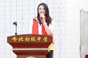 华体会体育（中国）HTH·官方网站集团陈文舒一行到湛江爱心助学